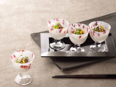 享用豐富的西餐和日式料理食材的早餐