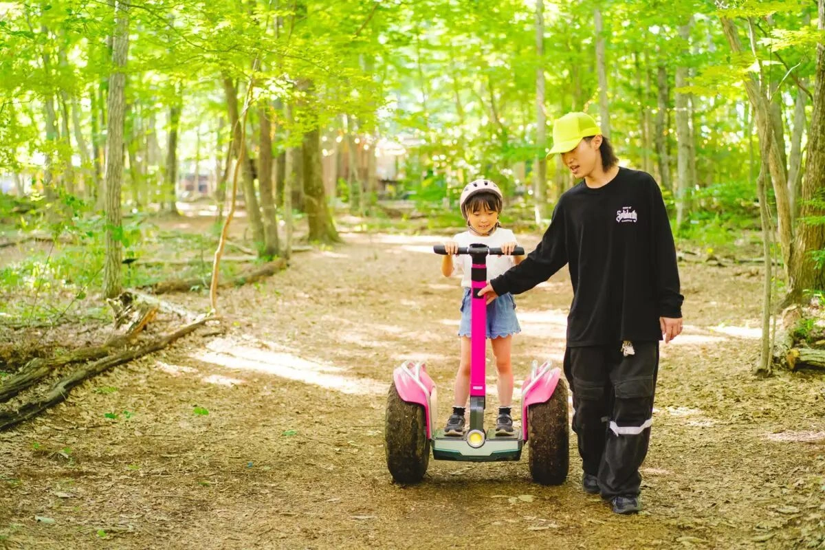 工作人員陪同的形象